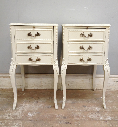 VINAGE PAIR OF BEDISDE TABLES